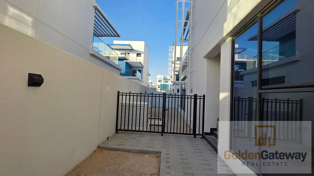 Vacant in Novmbr| Corner Unit | Steps away to Pool