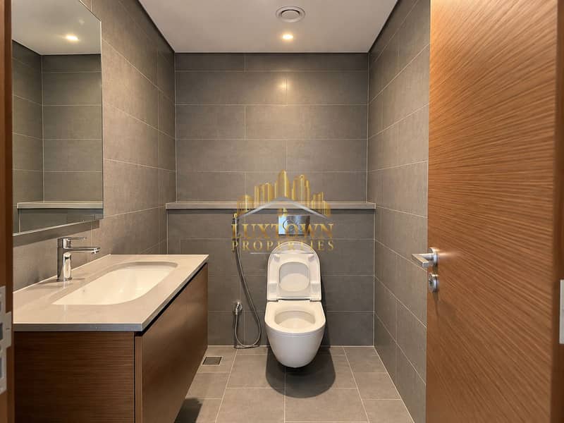 13 Modern Gray-Tiled Bathroom Interior. png
