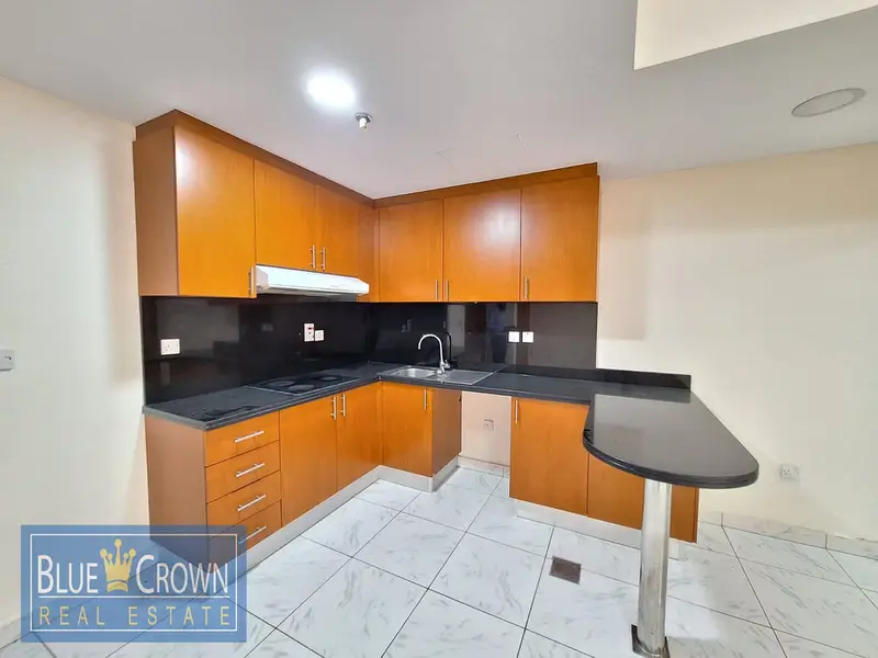Chiller Free Studio With 2 Bathroom Parking With All facilities