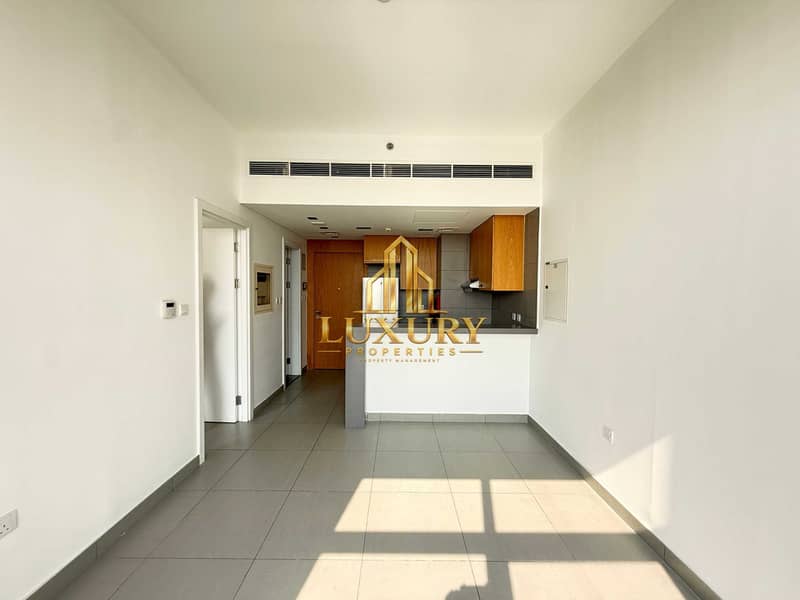 4 Luxury 1-Bedroom Apartment for Rent High Floor | Road View