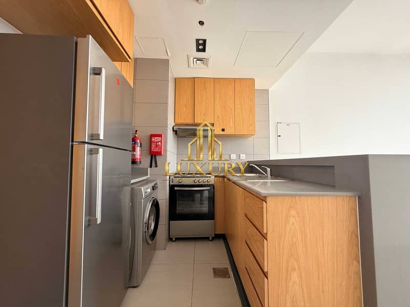 6 Luxury 1-Bedroom Apartment for Rent High Floor | Road View