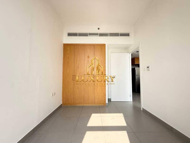 9 Luxury 1-Bedroom Apartment for Rent High Floor | Road View