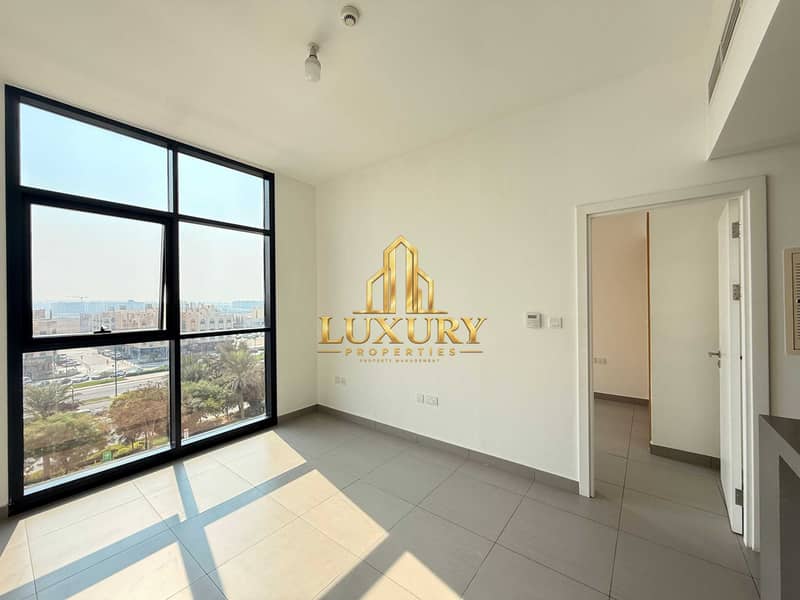 10 Luxury 1-Bedroom Apartment for Rent High Floor | Road View