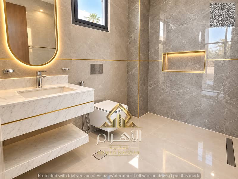 6 حمّام رخامي فاخر بإضاءة دافئة. jpg