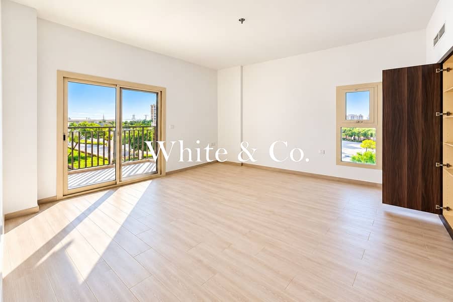 Vacant on transfer | Corner | Large Layout