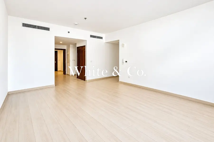 Vacant on transfer | Corner | Large Layout