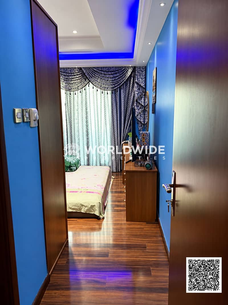 10 Elegant interior property photo with QR code-13. png