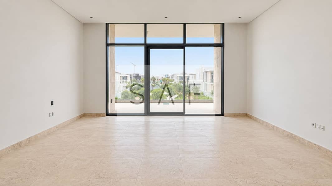3 Bright empty room, balcony view. png