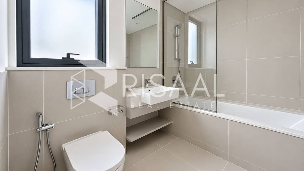 10 09-bathtub-bathroom. jpg