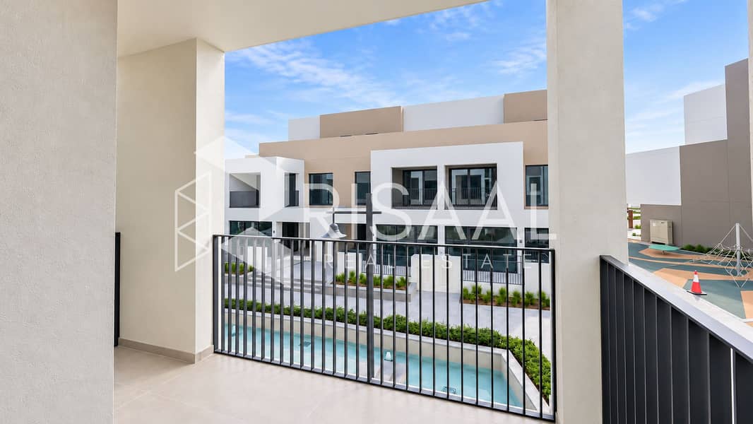 12 10-balcony-courtyard-view. jpg