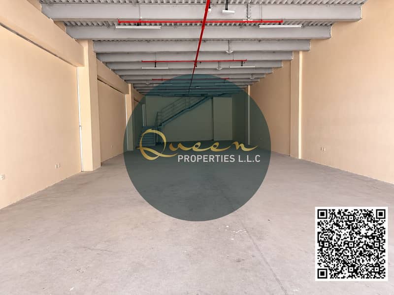 مستودع صناعي فارغ مع رمز QR. png مستودع صناعي فارغ مع رمز QR. png