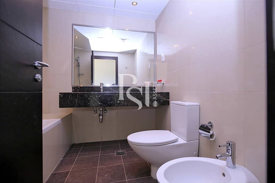 8 1907853-5676-Bathroom-25116fcb-8f53-4969-ba52-8c8f2e8cf64e. jpg