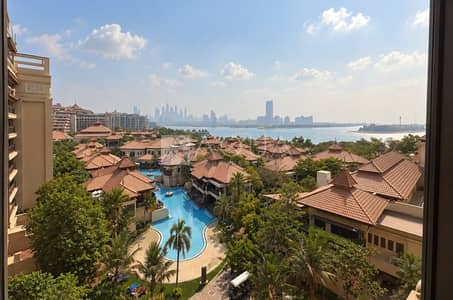2 Bedroom Flat for Sale in Palm Jumeirah, Dubai - Luxury Upgraded Unit | Sea Views | Royal Amwaj