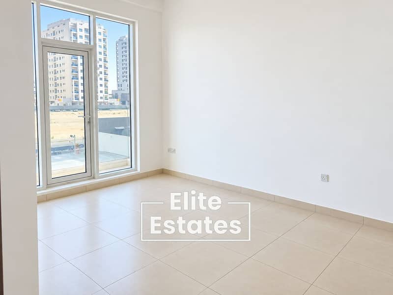 4 Bright Empty Apartment with City Views. png
