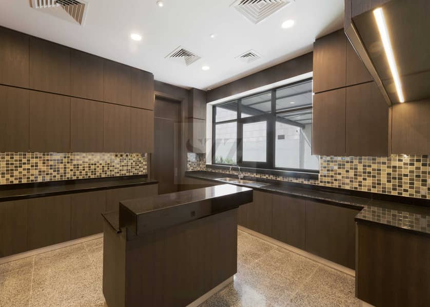 11 Kitchen. jpg
