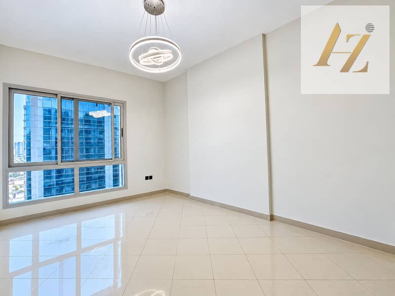 7 Modern Empty Room with City View. png