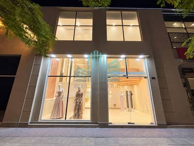 Магазин в аренду в Умм Сукейм, Дубай - Elegant Boutique Facade at Night. png Магазин в аренду в Умм Сукейм, Дубай - Elegant Boutique Facade at Night. png