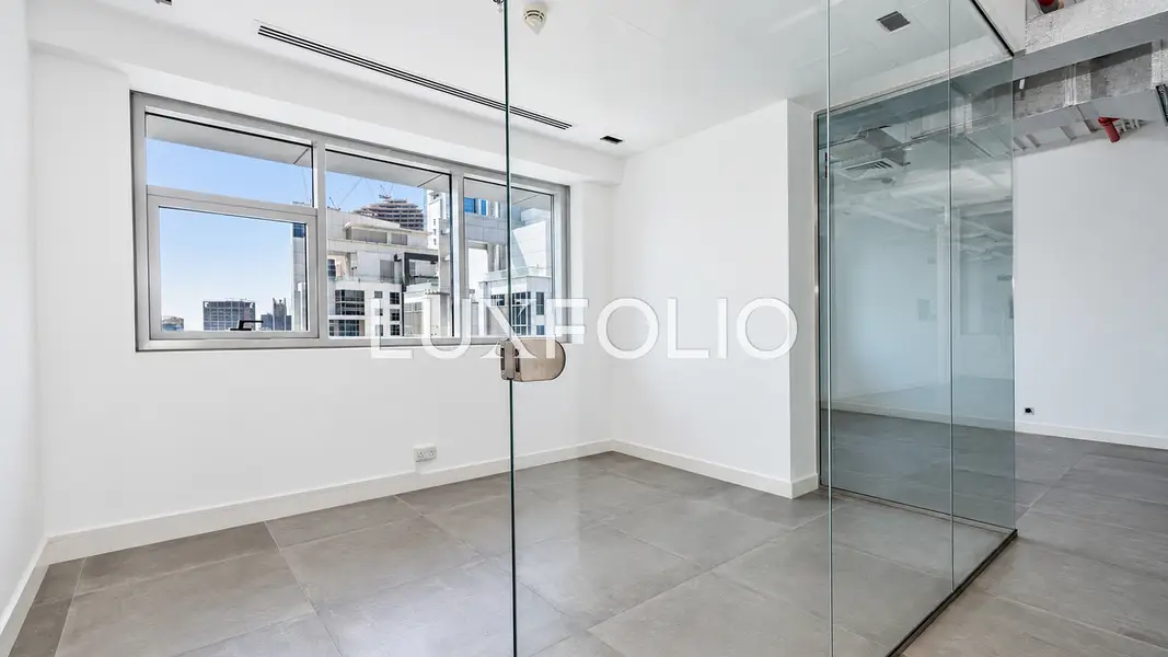 Fitted Office | High Floor | 6 Parking | Vacant