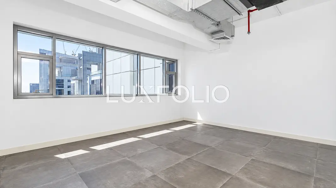Fitted Office | High Floor | 6 Parking | Vacant