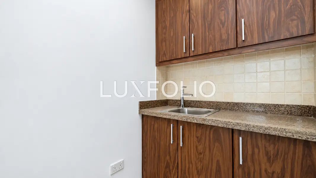 Fitted Office | High Floor | 6 Parking | Vacant