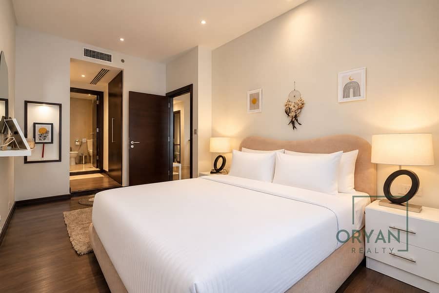 2 Warm Minimalist Hotel Bedroom. png