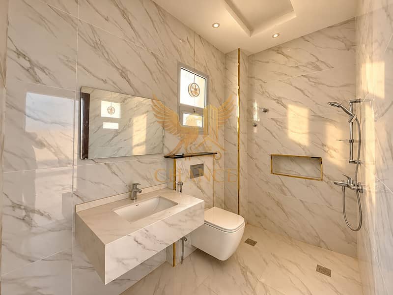 12 Luxurious Marble Bathroom with Gold Accents-1. png