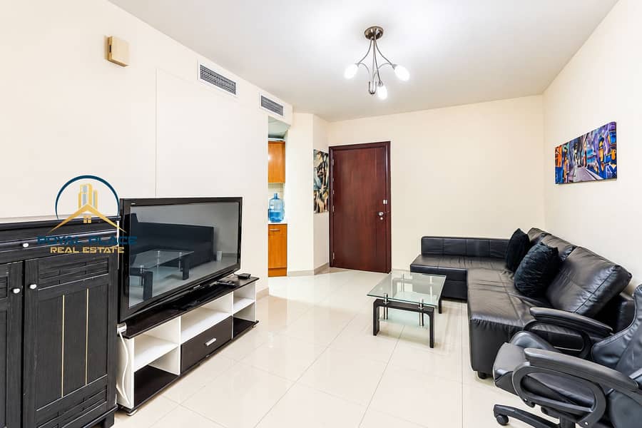 6 Bright Modern Apartment Living Room. png