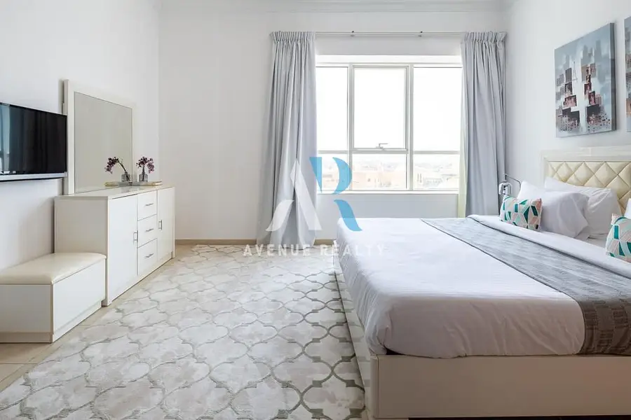 Vacant | Lake And Skyline View | 1 Bedroom