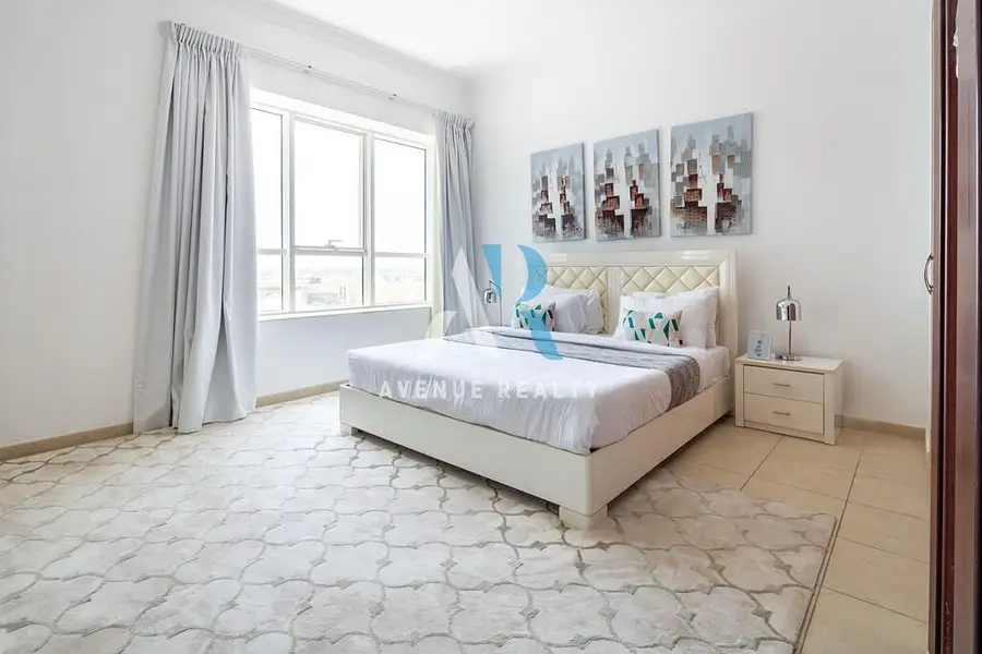Vacant | Lake And Skyline View | 1 Bedroom