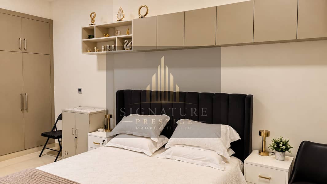 4 Minimalist Bedroom with Taupe Cabinetry. png