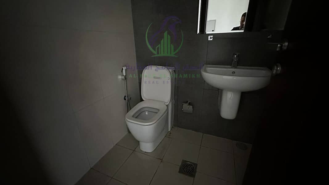 11 apartment-for-rent-2-bedroom-altaawn-alsharqh-bathroom-09. jpg