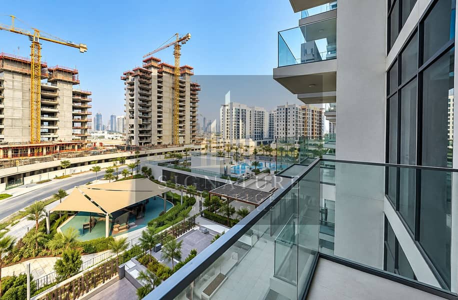 3 Urban Balcony Overlooking City Construction. png