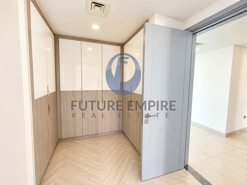 16 Modern Walk-In Closet Nook. png