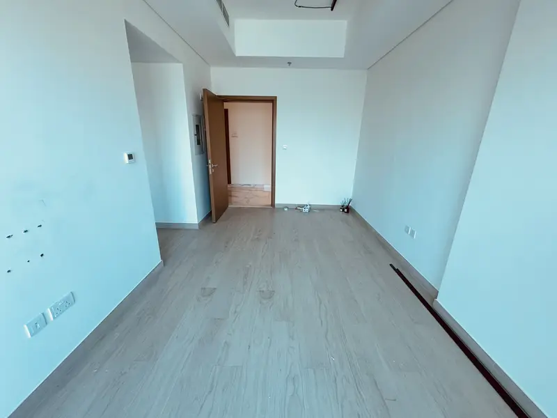 HIGH FLOOR // CREEK HARBOUR VIEW // LUXURY ONE BEDROOM WITH FITTED KITCHEN