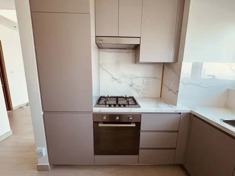 HIGH FLOOR // CREEK HARBOUR VIEW // LUXURY ONE BEDROOM WITH FITTED KITCHEN