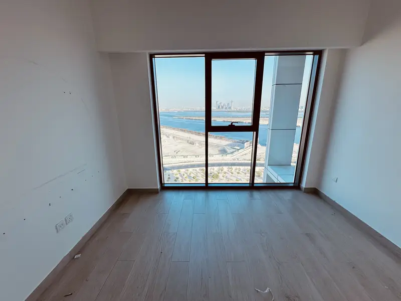 HIGH FLOOR // CREEK HARBOUR VIEW // LUXURY ONE BEDROOM WITH FITTED KITCHEN