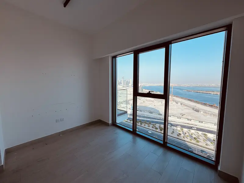 HIGH FLOOR // CREEK HARBOUR VIEW // LUXURY ONE BEDROOM WITH FITTED KITCHEN