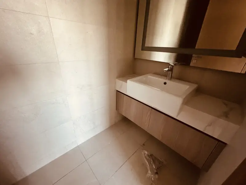 HIGH FLOOR // CREEK HARBOUR VIEW // LUXURY ONE BEDROOM WITH FITTED KITCHEN