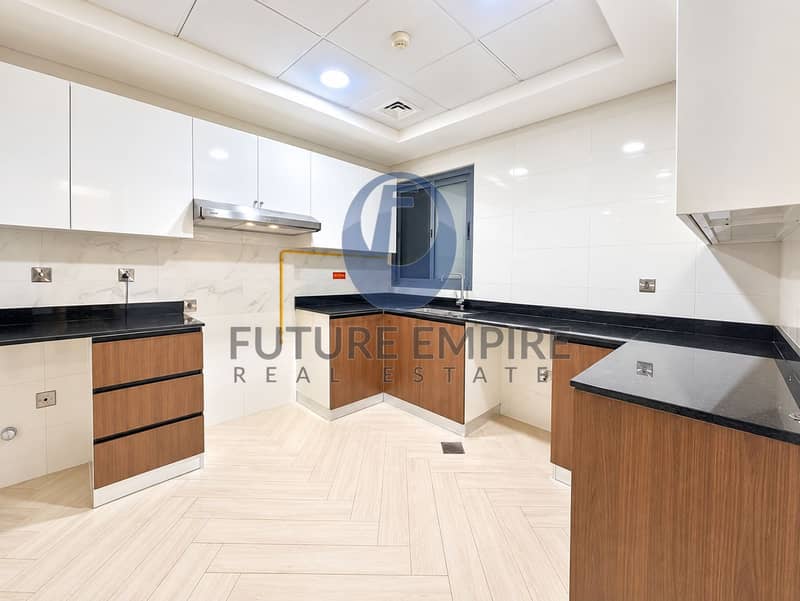 8 Bright Modern U-Shaped Kitchen. png