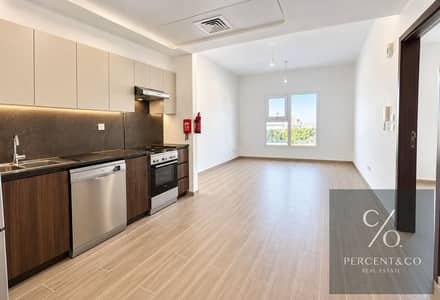 1 Bedroom Apartment for Rent in Remraam, Dubai - Современная пустая кухня-гостиная. png 1 Bedroom Apartment for Rent in Remraam, Dubai - Современная пустая кухня-гостиная. png