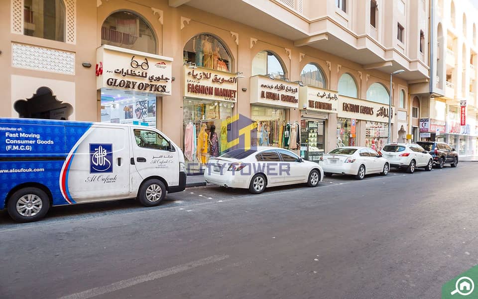 4 Stores-selling-fashionable-clothes-in-meena-bazaar-dubai. jpg
