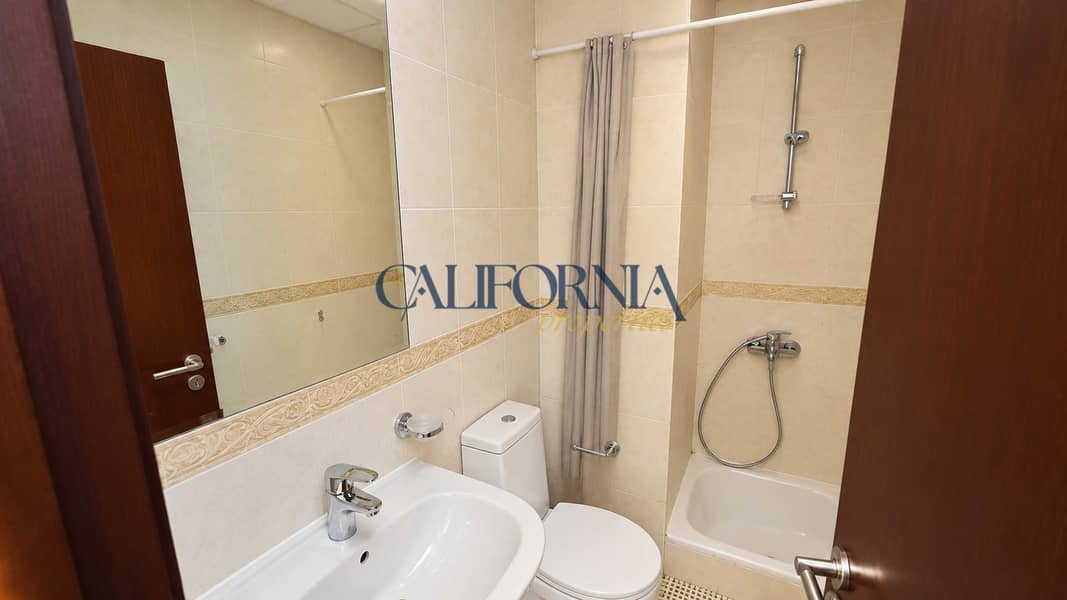 10 Tidy_Ensuite_Bathroom_8K. jpg