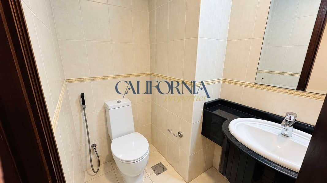 11 Tidy_Bathroom_8K. jpg