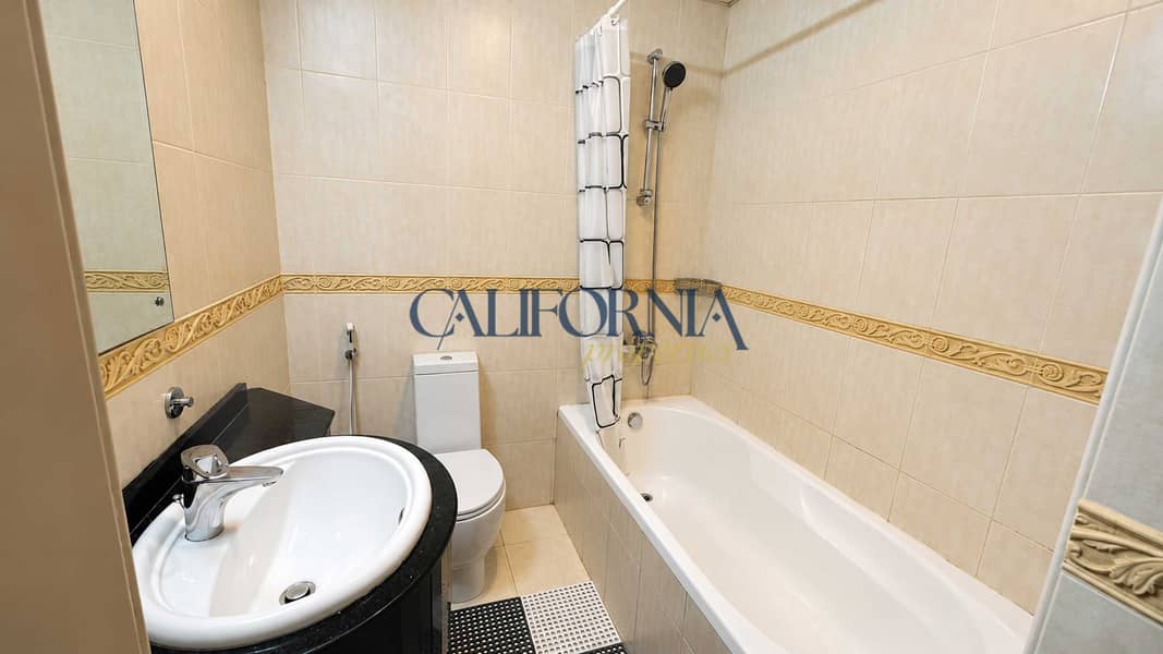 12 Tidy_Full_Bathroom_8K. jpg