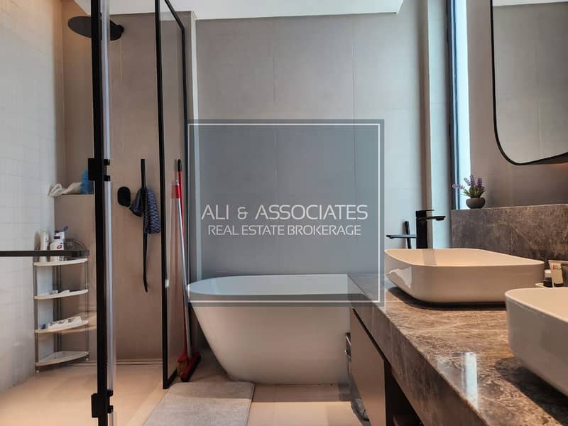 10 Master bath. jpeg