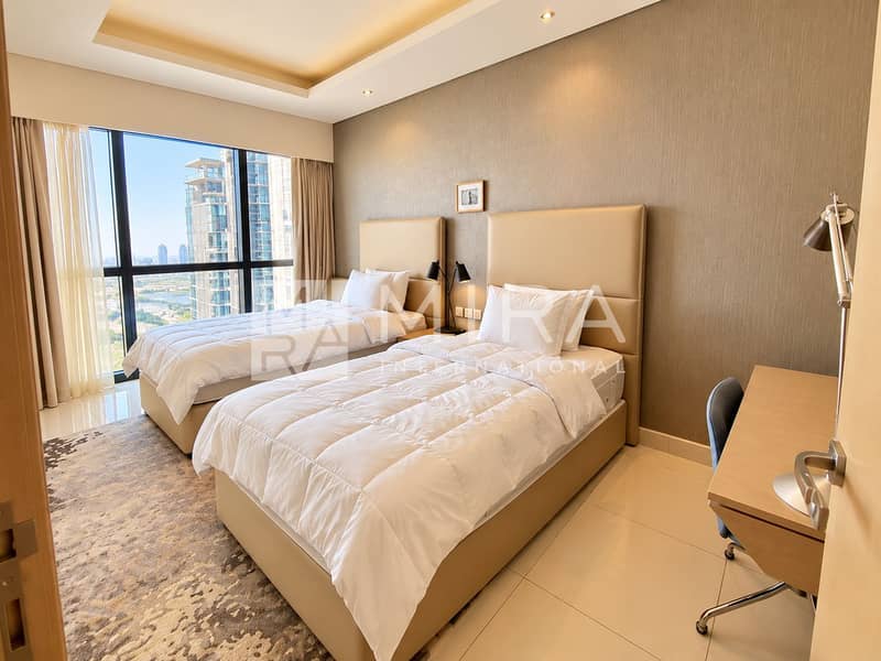 6 Bright Modern Twin-Bedroom with City View