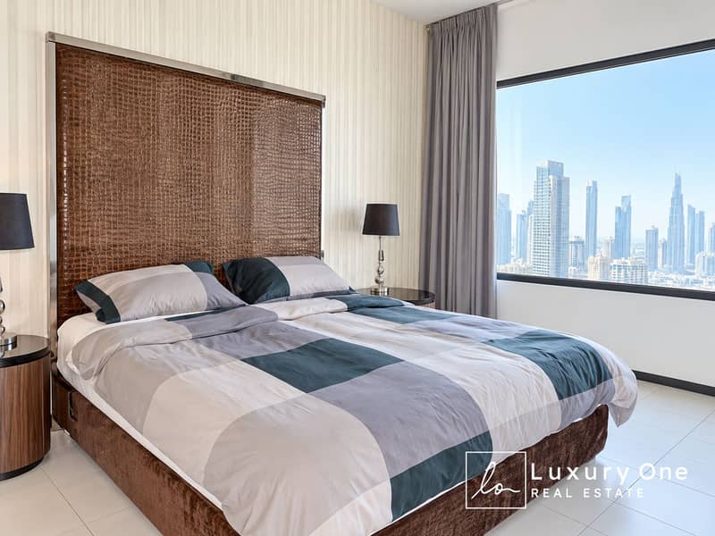 4 Modern Bedroom with City Skyline View. png