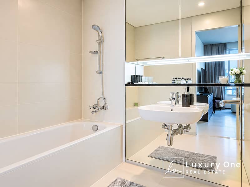 5 Luxurious Modern Bathroom with City View. png