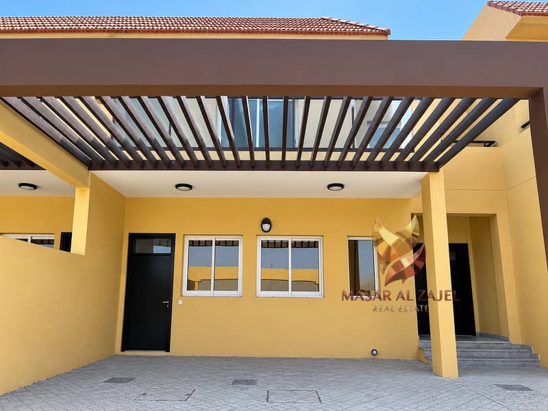 2 Entrée moderne sous pergola en bois. png