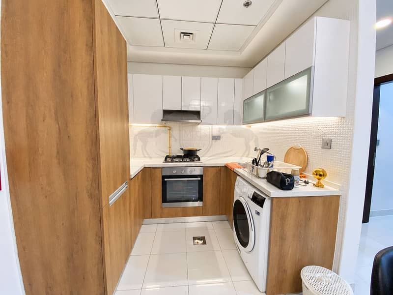 8 Bright Modern U-Shaped Kitchen. png